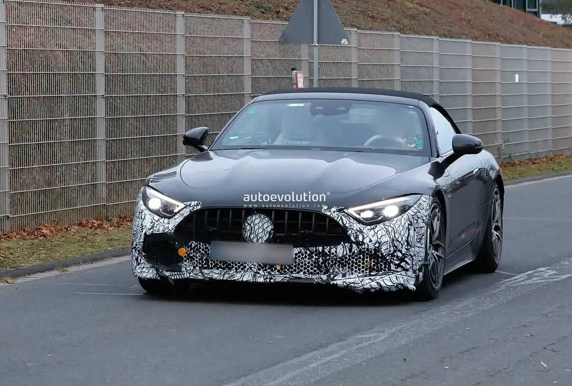 即将迎来中期改款/或2026年发布 新款梅赛德斯-AMG SL谍照曝光(图1)