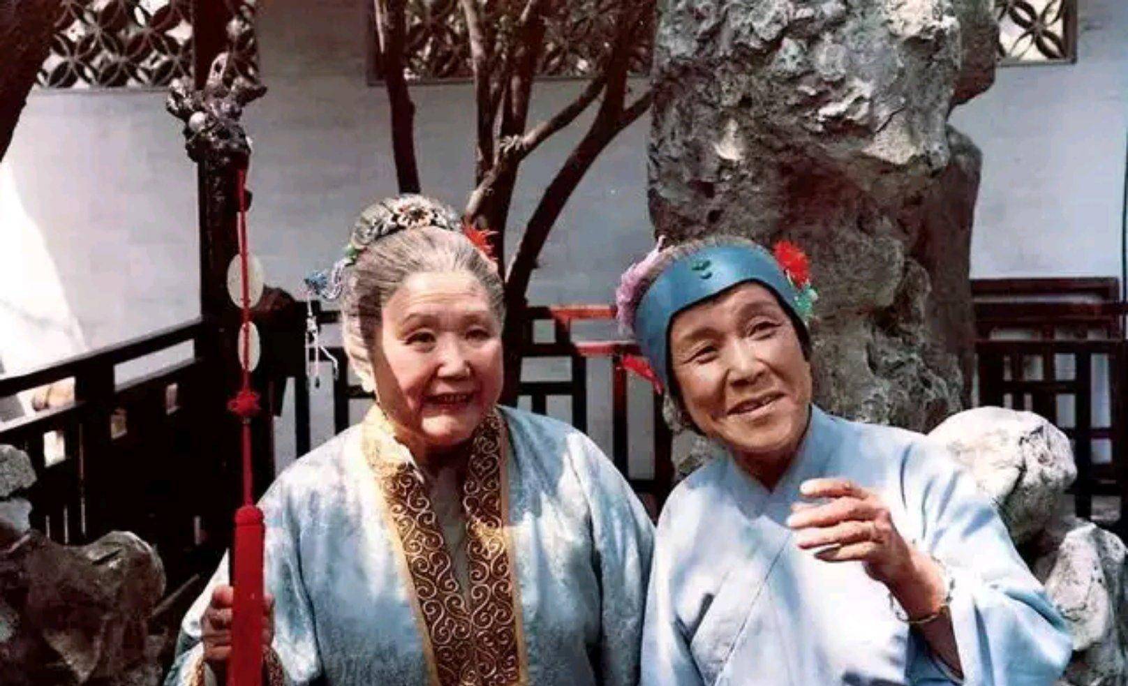  《红楼梦》里“神仙接头”名场面：贾母和刘姥姥的称呼藏着多少 (图1)