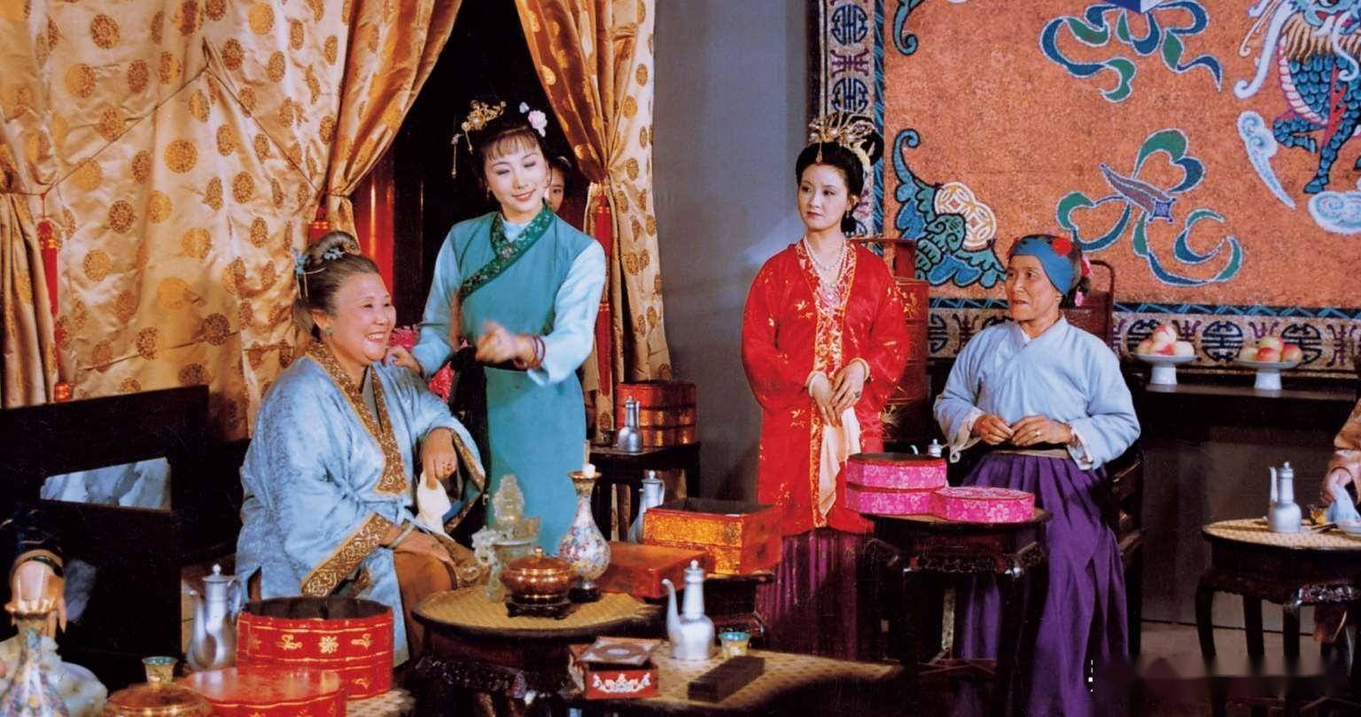  《红楼梦》里“神仙接头”名场面：贾母和刘姥姥的称呼藏着多少 (图2)