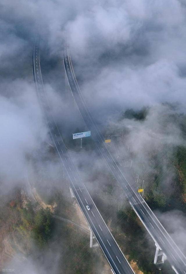 3 个核心条件才能见到！重庆酉沿高速云海奇观，车辆穿行如闯天宫 (图2)