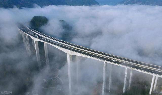 3 个核心条件才能见到！重庆酉沿高速云海奇观，车辆穿行如闯天宫 (图1)