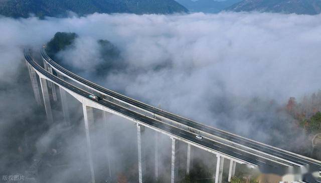 3 个核心条件才能见到！重庆酉沿高速云海奇观，车辆穿行如闯天宫 (图4)