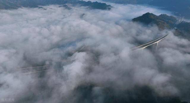 3 个核心条件才能见到！重庆酉沿高速云海奇观，车辆穿行如闯天宫 (图3)