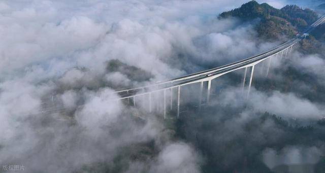 3 个核心条件才能见到！重庆酉沿高速云海奇观，车辆穿行如闯天宫 (图12)