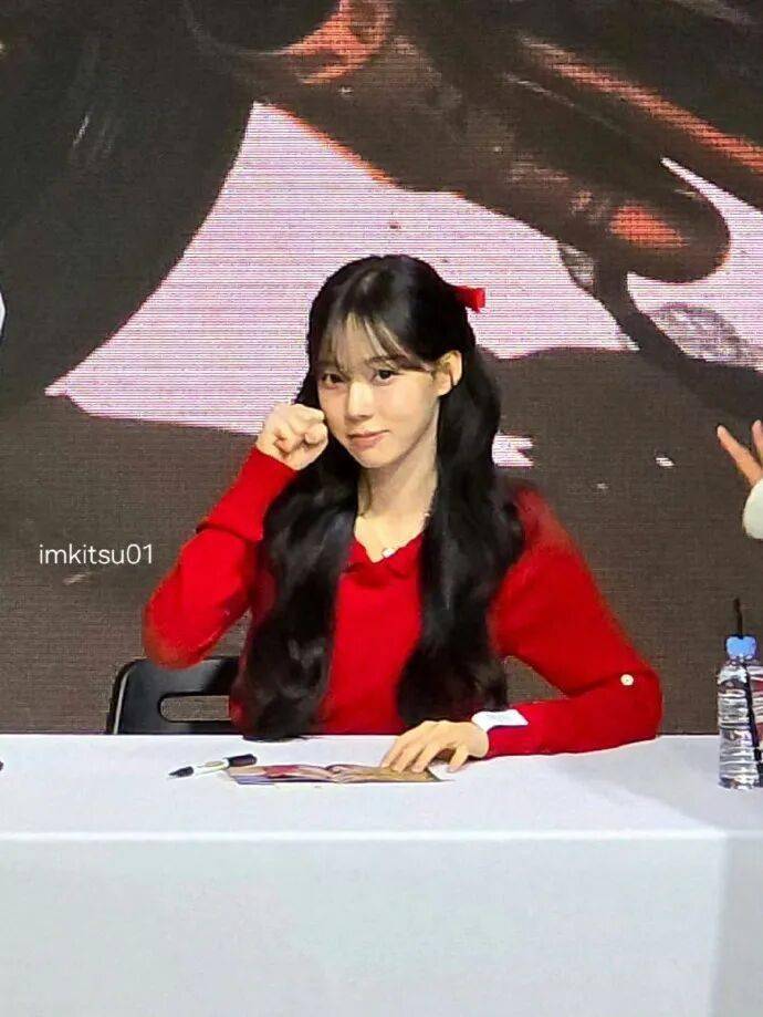 知名女团爱豆“恋爱传闻”后现身签名会,安慰粉丝“别哭” (图2) 知名女团爱豆“恋爱传闻”后现身签名会,安慰粉丝“别哭” (图2)