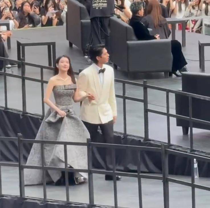 IU与朴宝剑牵手出席颁奖礼红毯,获得“最佳情侣奖” (图3) IU与朴宝剑牵手出席颁奖礼红毯,获得“最佳情侣奖” (图3)