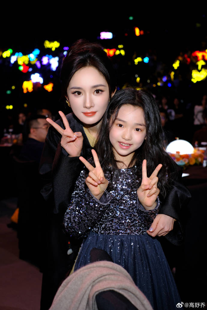 董璇女儿小酒窝一口气晒了17张合影,数位明星主动贴脸合照 (图4) 董璇女儿小酒窝一口气晒了17张合影,数位明星主动贴脸合照 (图4)