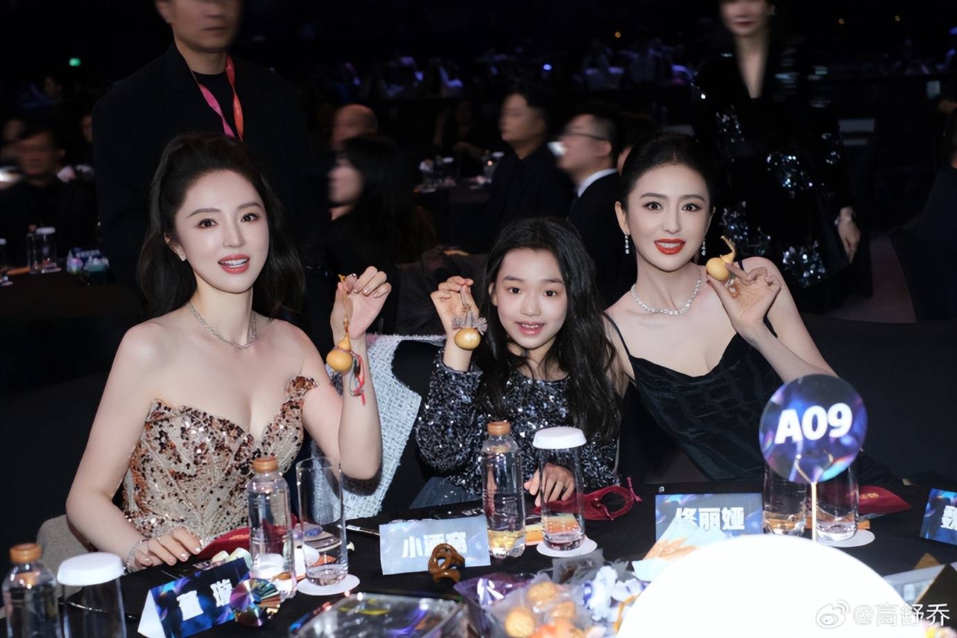 董璇女儿小酒窝一口气晒了17张合影,数位明星主动贴脸合照 (图7) 董璇女儿小酒窝一口气晒了17张合影,数位明星主动贴脸合照 (图7)