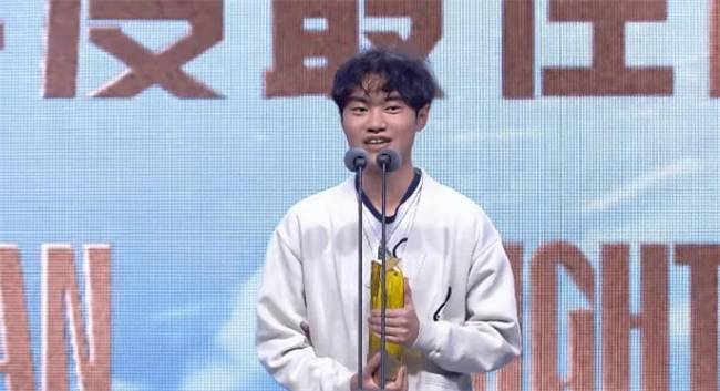 Tarzan荣获年度MVP Knigh拿最佳中单引争议 (图3) Tarzan荣获年度MVP Knigh拿最佳中单引争议 (图3)