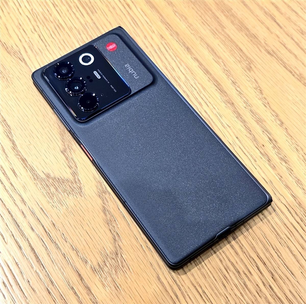 中兴正式入局！努比亚发布旗下首款大折叠手机，国行定价或有惊喜 (图2)