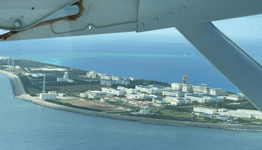 菲律宾军机抵近渚碧礁,解放军向其发射三枚照明弹作为警告,菲军无奈转向离开! (图2) 菲律宾军机抵近渚碧礁,解放军向其发射三枚照明弹作为警告,菲军无奈转向离开! (图2)