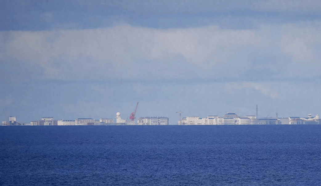 菲律宾军机抵近渚碧礁,解放军向其发射三枚照明弹作为警告,菲军无奈转向离开! (图1) 菲律宾军机抵近渚碧礁,解放军向其发射三枚照明弹作为警告,菲军无奈转向离开! (图1)