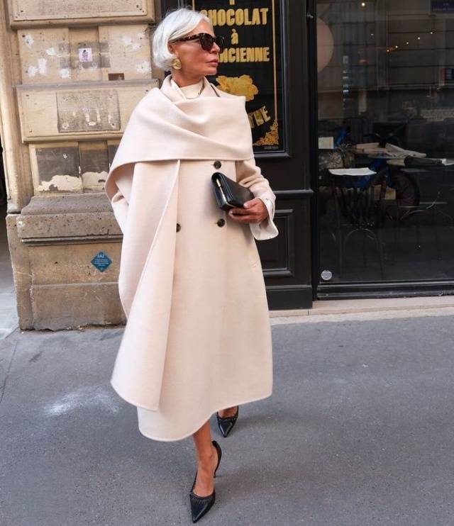 这个冬天,50+姐姐穿“披肩大衣”绝了,优雅又有范(图10) 这个冬天,50+姐姐穿“披肩大衣”绝了,优雅又有范(图10)