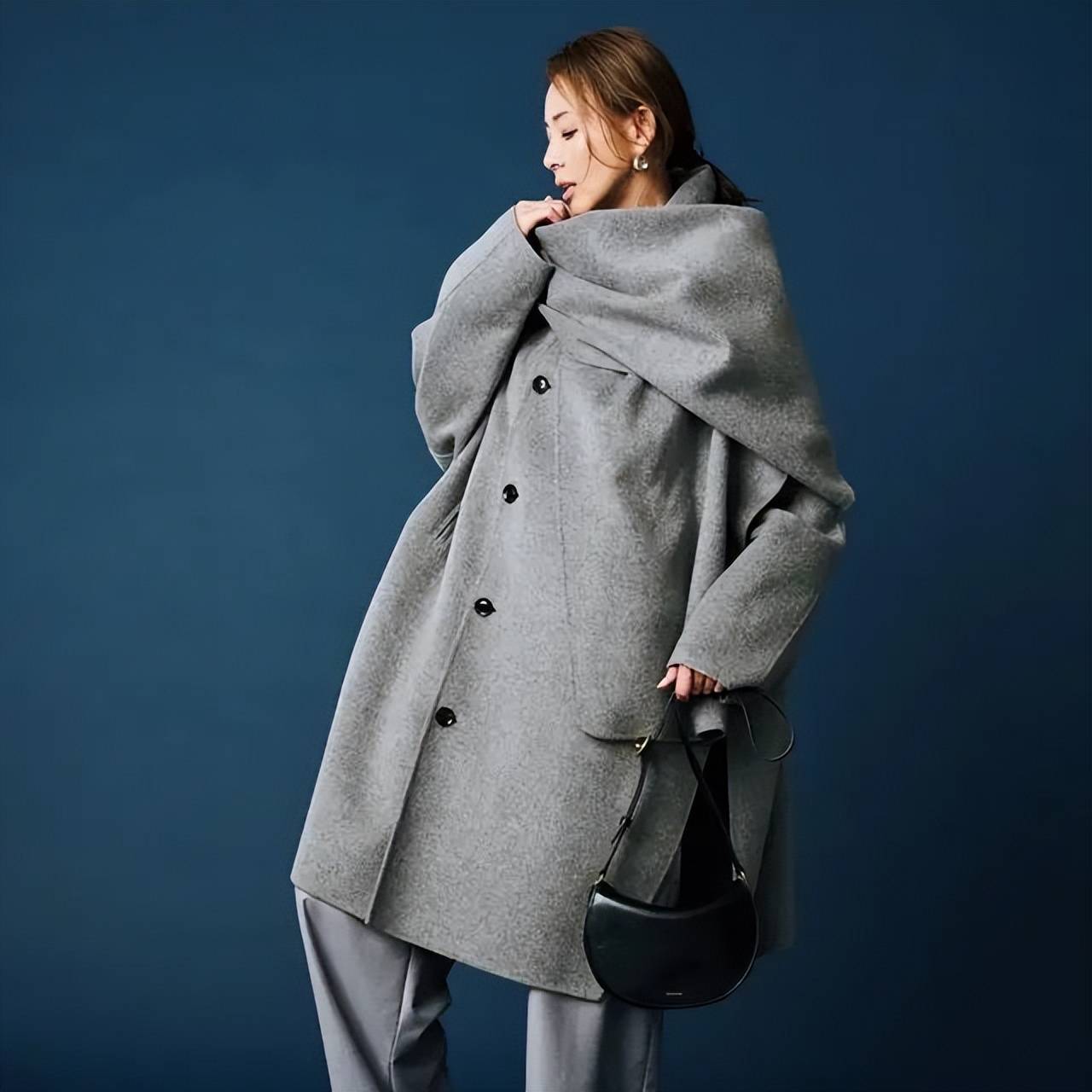 这个冬天,50+姐姐穿“披肩大衣”绝了,优雅又有范(图12) 这个冬天,50+姐姐穿“披肩大衣”绝了,优雅又有范(图12)