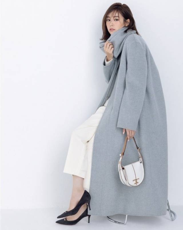轻熟女的“月光灰”穿搭火了,优雅高级,低调中自有光华 (图11) 轻熟女的“月光灰”穿搭火了,优雅高级,低调中自有光华 (图11)