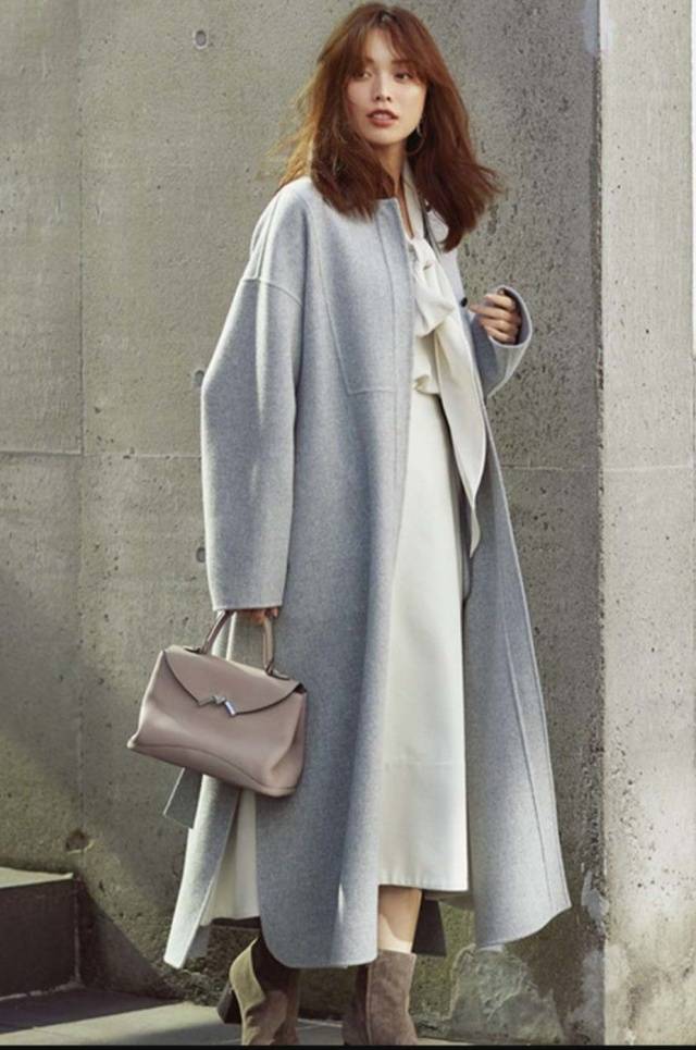 轻熟女的“月光灰”穿搭火了,优雅高级,低调中自有光华 (图13) 轻熟女的“月光灰”穿搭火了,优雅高级,低调中自有光华 (图13)
