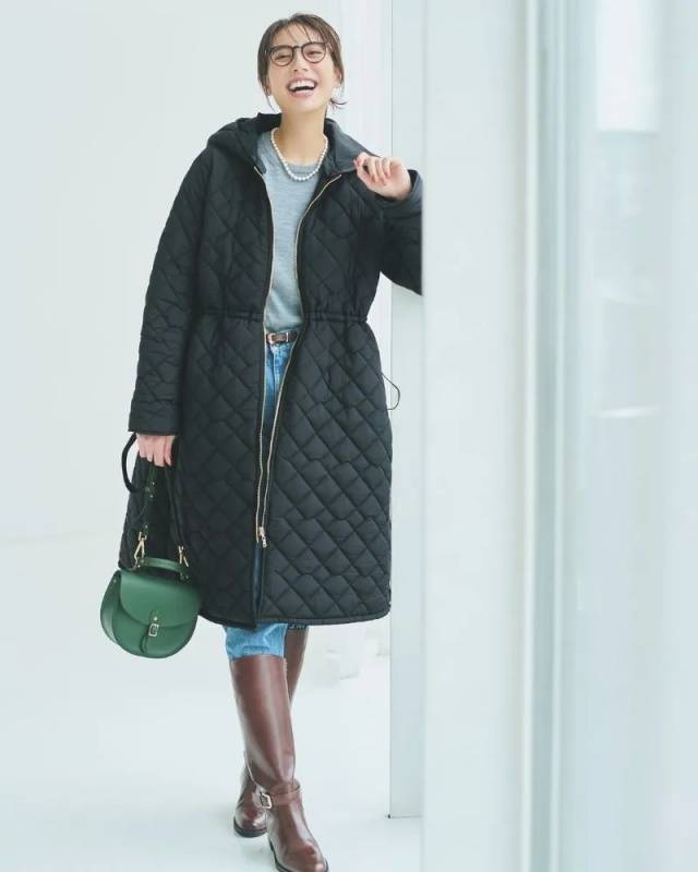 原来,黑色大衣的10倍高级,藏在廓形与层次营造的“精妙感”里 (图5) 原来,黑色大衣的10倍高级,藏在廓形与层次营造的“精妙感”里 (图5)