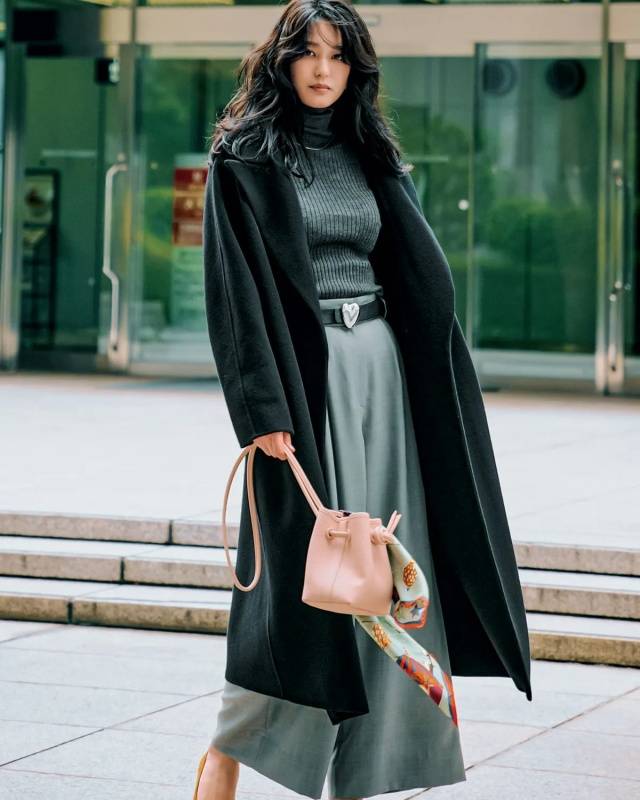 原来,黑色大衣的10倍高级,藏在廓形与层次营造的“精妙感”里 (图12) 原来,黑色大衣的10倍高级,藏在廓形与层次营造的“精妙感”里 (图12)