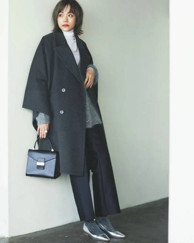 原来,黑色大衣的10倍高级,藏在廓形与层次营造的“精妙感”里 (图7) 原来,黑色大衣的10倍高级,藏在廓形与层次营造的“精妙感”里 (图7)