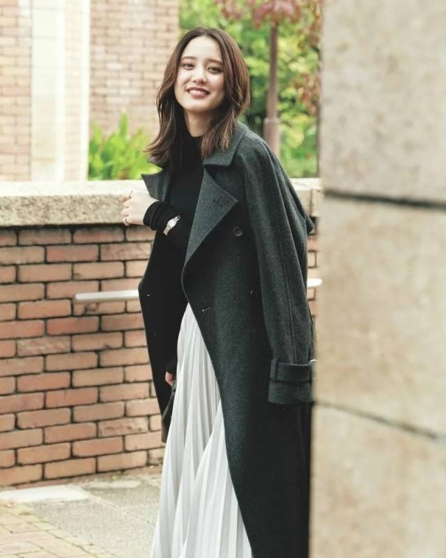 原来,黑色大衣的10倍高级,藏在廓形与层次营造的“精妙感”里 (图13) 原来,黑色大衣的10倍高级,藏在廓形与层次营造的“精妙感”里 (图13)