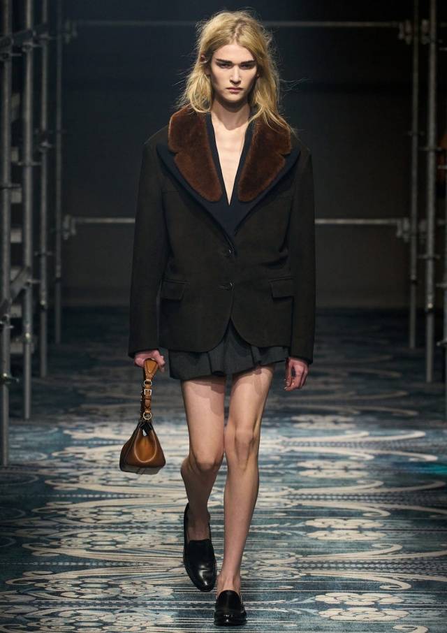 棕色+黑色低调中带高级，根据肤色选对棕色，轻松穿出好气色(图7)