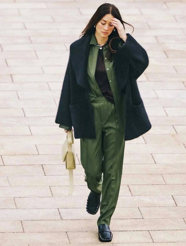 在这个初冬，50+姐姐这样穿，又暖又不费力的时髦(图6)