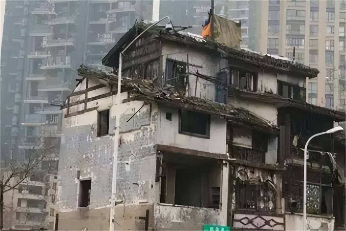 长沙最牛钉子户拆除纪:七兄妹装18个摄像头,养3条狼狗一条藏獒 (图1) 长沙最牛钉子户拆除纪:七兄妹装18个摄像头,养3条狼狗一条藏獒 (图1)