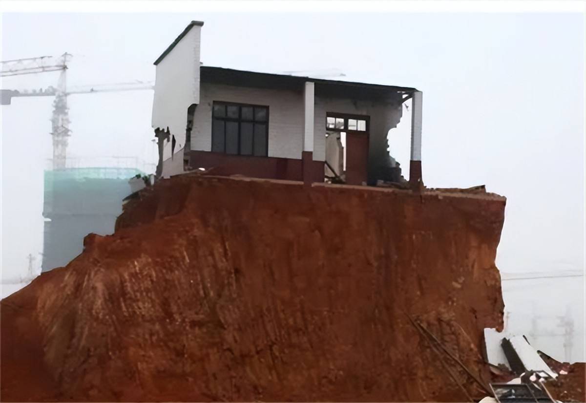 长沙最牛钉子户拆除纪:七兄妹装18个摄像头,养3条狼狗一条藏獒 (图3) 长沙最牛钉子户拆除纪:七兄妹装18个摄像头,养3条狼狗一条藏獒 (图3)