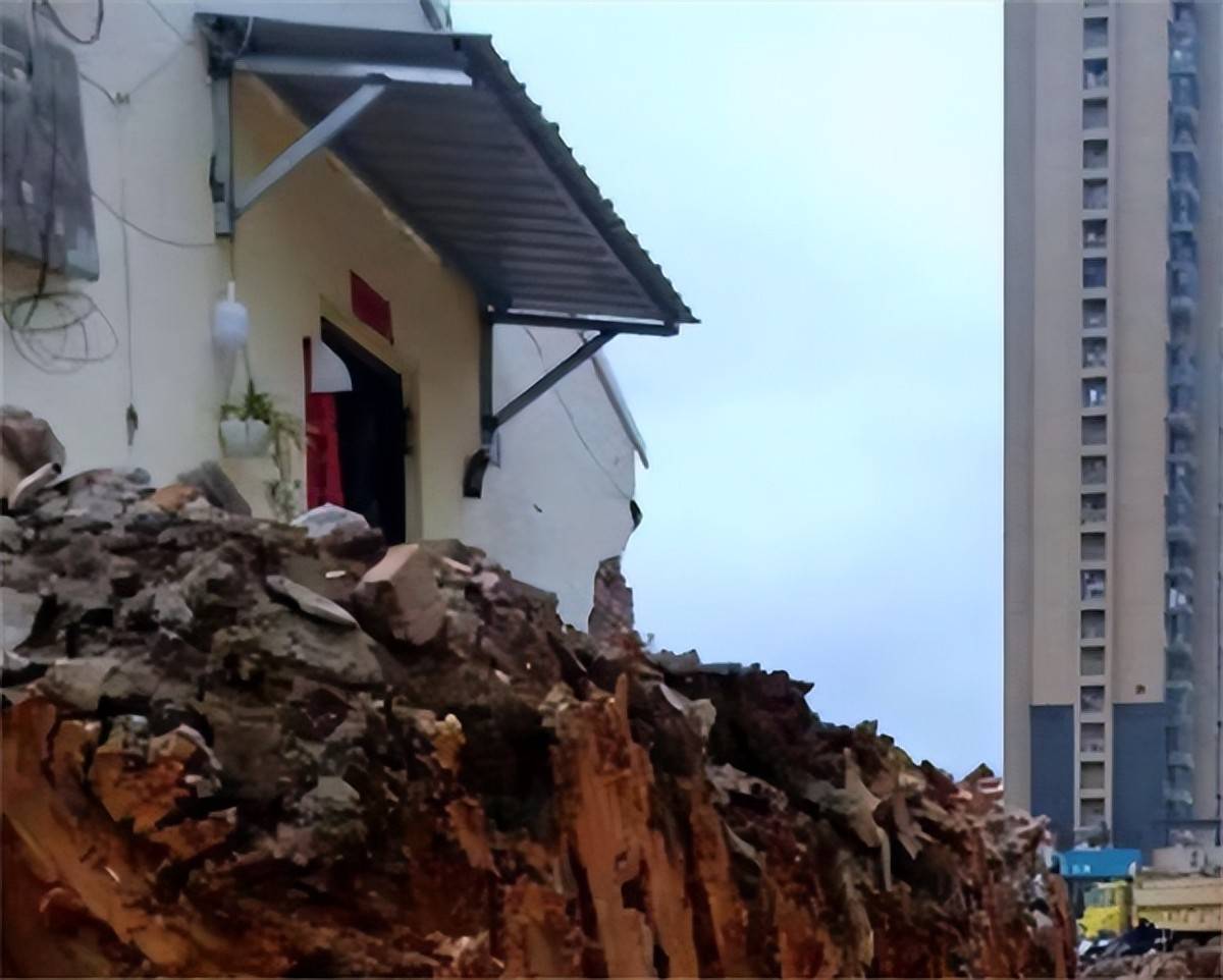 长沙最牛钉子户拆除纪:七兄妹装18个摄像头,养3条狼狗一条藏獒 (图2) 长沙最牛钉子户拆除纪:七兄妹装18个摄像头,养3条狼狗一条藏獒 (图2)