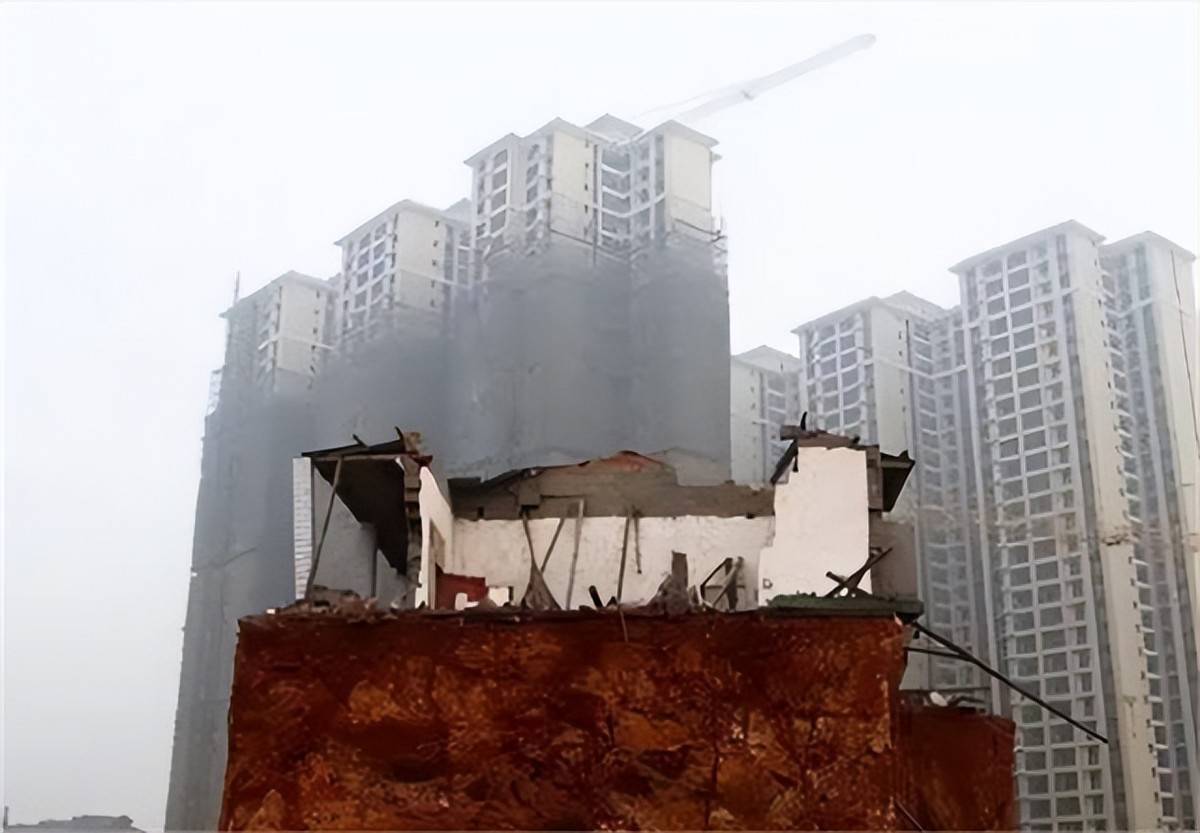 长沙最牛钉子户拆除纪:七兄妹装18个摄像头,养3条狼狗一条藏獒 (图4) 长沙最牛钉子户拆除纪:七兄妹装18个摄像头,养3条狼狗一条藏獒 (图4)