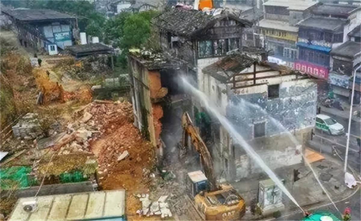 长沙最牛钉子户拆除纪:七兄妹装18个摄像头,养3条狼狗一条藏獒 (图6) 长沙最牛钉子户拆除纪:七兄妹装18个摄像头,养3条狼狗一条藏獒 (图6)