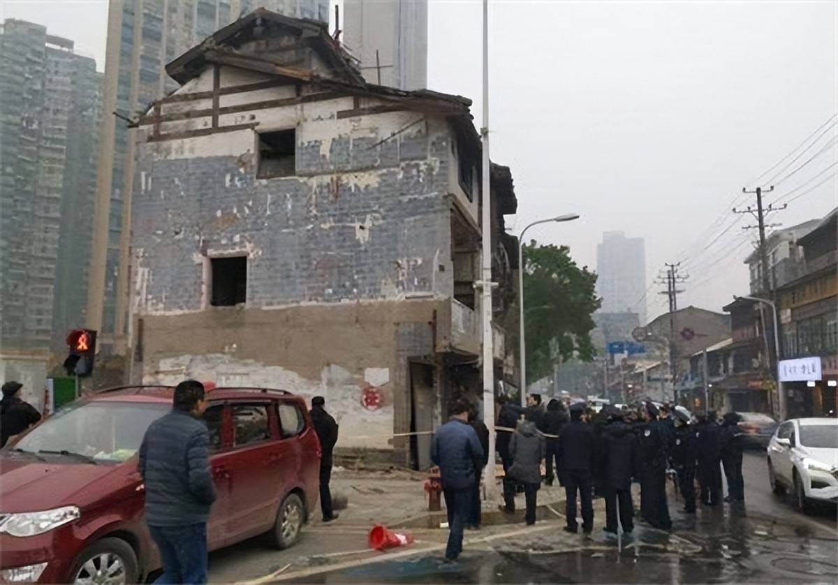 长沙最牛钉子户拆除纪:七兄妹装18个摄像头,养3条狼狗一条藏獒 (图7) 长沙最牛钉子户拆除纪:七兄妹装18个摄像头,养3条狼狗一条藏獒 (图7)