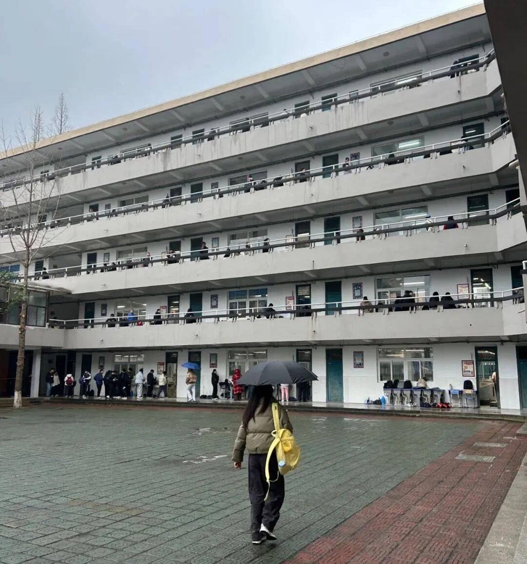 第一批大龄考公人:送走孩子,只求上岸 (图1) 第一批大龄考公人:送走孩子,只求上岸 (图1)