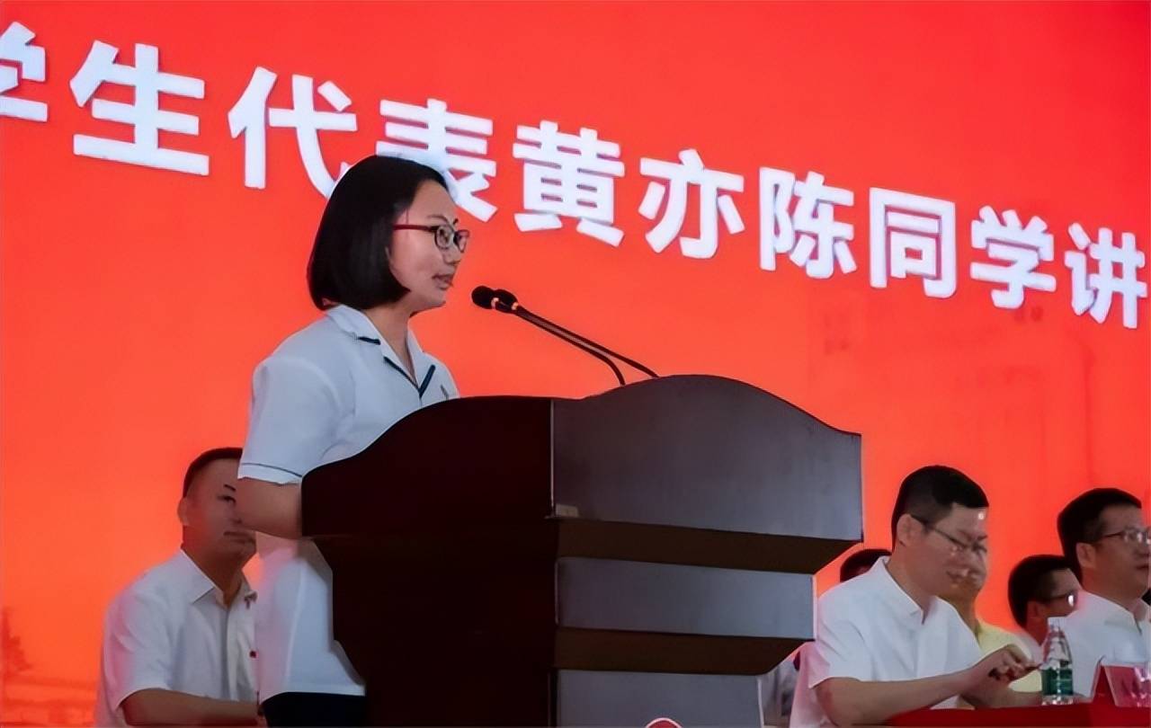 18年高考状元黄亦陈:考入北大,学校奖励40万,改变家庭命运 (图3) 18年高考状元黄亦陈:考入北大,学校奖励40万,改变家庭命运 (图3)