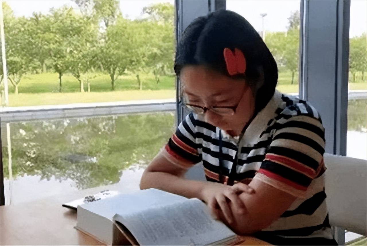 18年高考状元黄亦陈:考入北大,学校奖励40万,改变家庭命运 (图5) 18年高考状元黄亦陈:考入北大,学校奖励40万,改变家庭命运 (图5)