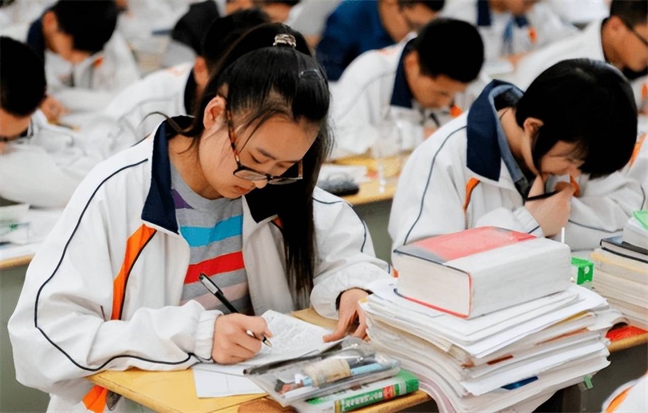 18年高考状元黄亦陈:考入北大,学校奖励40万,改变家庭命运 (图7) 18年高考状元黄亦陈:考入北大,学校奖励40万,改变家庭命运 (图7)