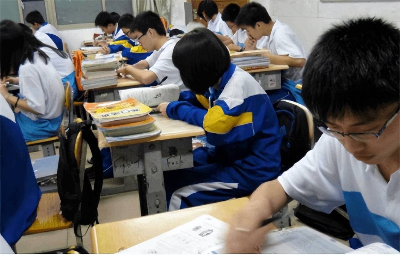 18年高考状元黄亦陈:考入北大,学校奖励40万,改变家庭命运 (图8) 18年高考状元黄亦陈:考入北大,学校奖励40万,改变家庭命运 (图8)