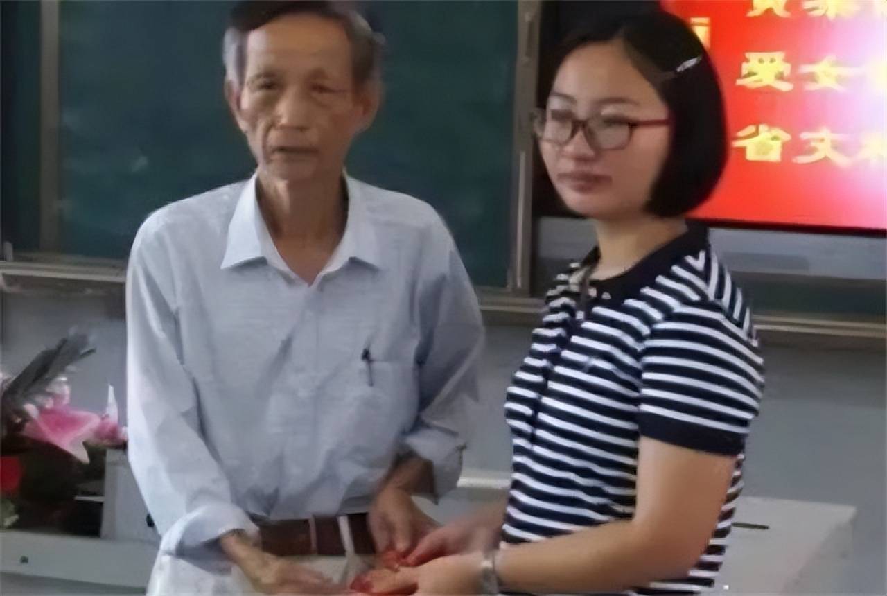 18年高考状元黄亦陈:考入北大,学校奖励40万,改变家庭命运 (图9) 18年高考状元黄亦陈:考入北大,学校奖励40万,改变家庭命运 (图9)