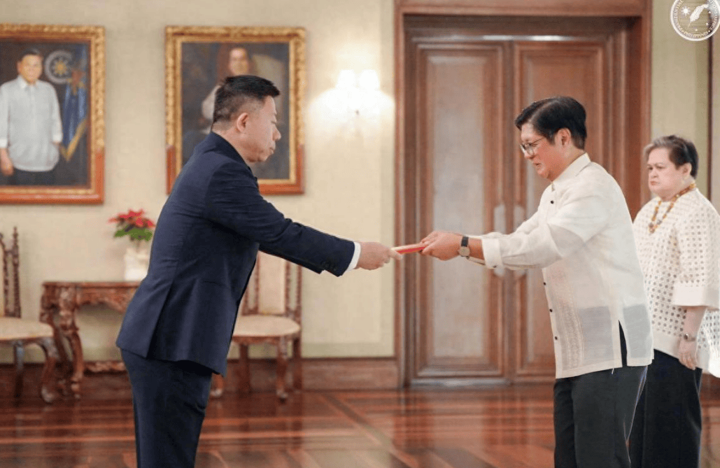 中国终于派出新大使,马科斯前所未有的热情,希望中方答应一件事 (图1) 中国终于派出新大使,马科斯前所未有的热情,希望中方答应一件事 (图1)