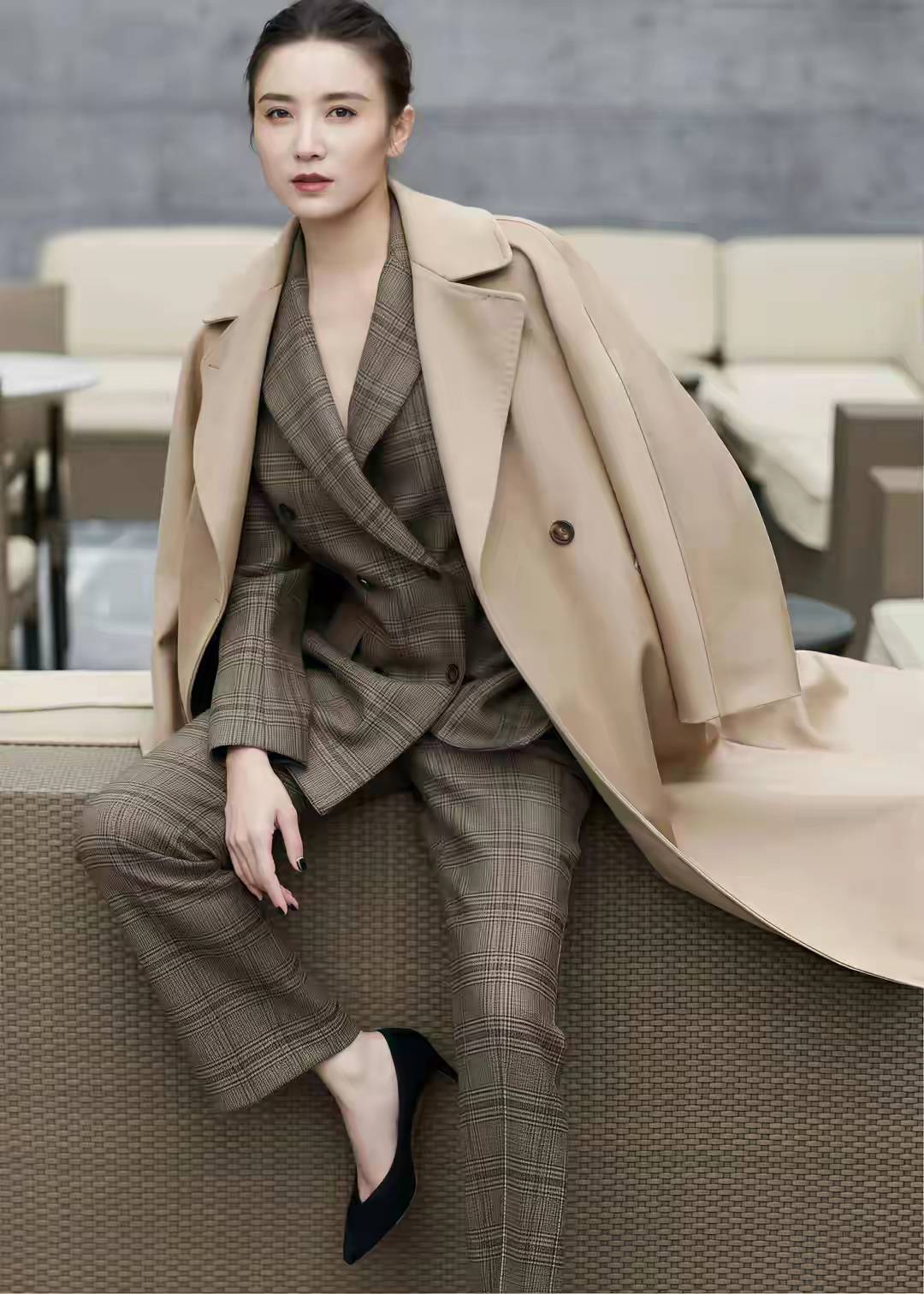 看了宋佳的大衣穿搭,我悟了:大衣不配打底裤,鞋穿低跟,更优雅 (图4) 看了宋佳的大衣穿搭,我悟了:大衣不配打底裤,鞋穿低跟,更优雅 (图4)