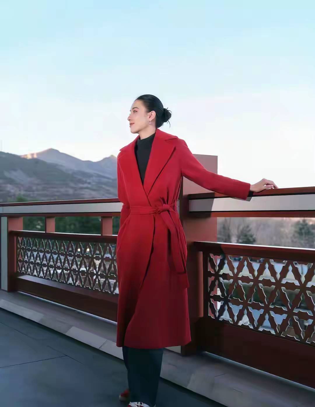 看了宋佳的大衣穿搭,我悟了:大衣不配打底裤,鞋穿低跟,更优雅 (图5) 看了宋佳的大衣穿搭,我悟了:大衣不配打底裤,鞋穿低跟,更优雅 (图5)