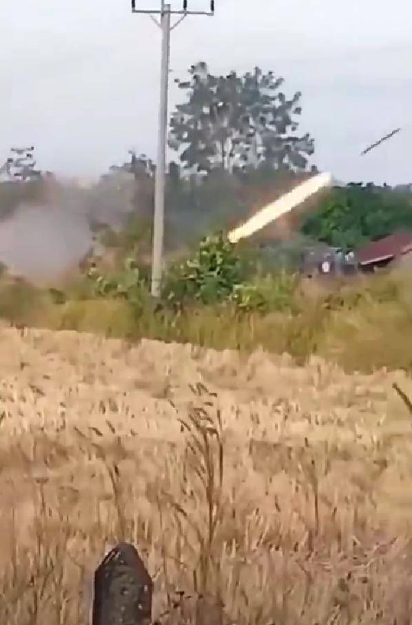 战局急转,03远火炸泰国水坝?中械远火,压得泰柬两军喘不过气来 (图10) 战局急转,03远火炸泰国水坝?中械远火,压得泰柬两军喘不过气来 (图10)