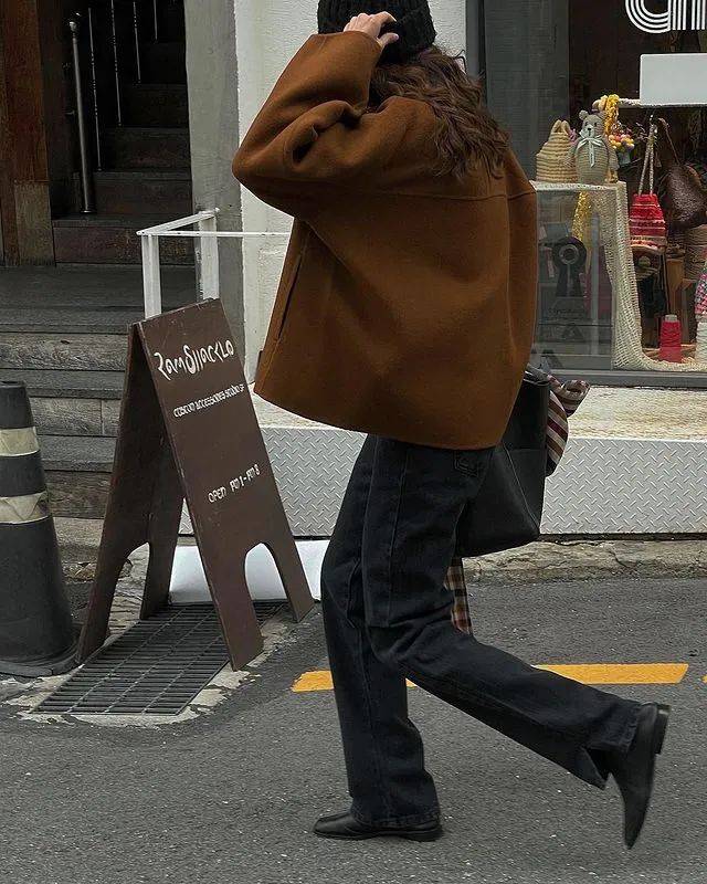 今冬“阔腿裤”新穿法火了,搭配短外套显高显瘦,这么穿才更时髦 (图4) 今冬“阔腿裤”新穿法火了,搭配短外套显高显瘦,这么穿才更时髦 (图4)