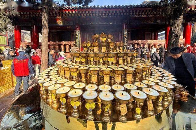 万盏灯火映长安!广仁寺燃灯节引万人奔赴,藏着西安文旅密码 (图1) 万盏灯火映长安!广仁寺燃灯节引万人奔赴,藏着西安文旅密码 (图1)