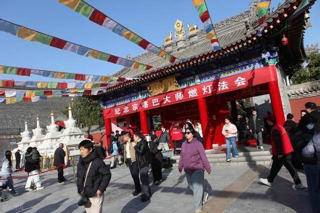 万盏灯火映长安!广仁寺燃灯节引万人奔赴,藏着西安文旅密码 (图4) 万盏灯火映长安!广仁寺燃灯节引万人奔赴,藏着西安文旅密码 (图4)