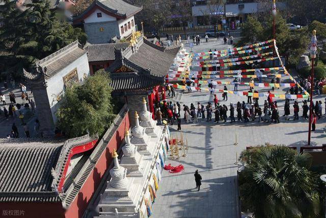 万盏灯火映长安!广仁寺燃灯节引万人奔赴,藏着西安文旅密码 (图5) 万盏灯火映长安!广仁寺燃灯节引万人奔赴,藏着西安文旅密码 (图5)