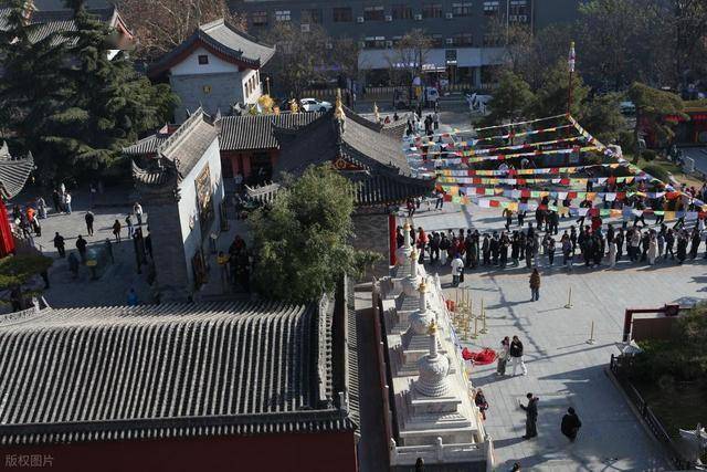 万盏灯火映长安!广仁寺燃灯节引万人奔赴,藏着西安文旅密码 (图9) 万盏灯火映长安!广仁寺燃灯节引万人奔赴,藏着西安文旅密码 (图9)