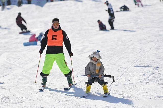 从早嗨到晚！潍坊滑雪场单日客流破千，冬季遛娃新地标诞生 (图2)