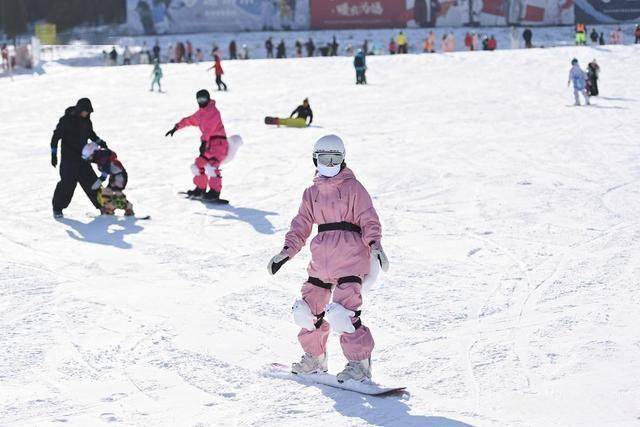  从早嗨到晚！潍坊滑雪场单日客流破千，冬季遛娃新地标诞生 (图3)