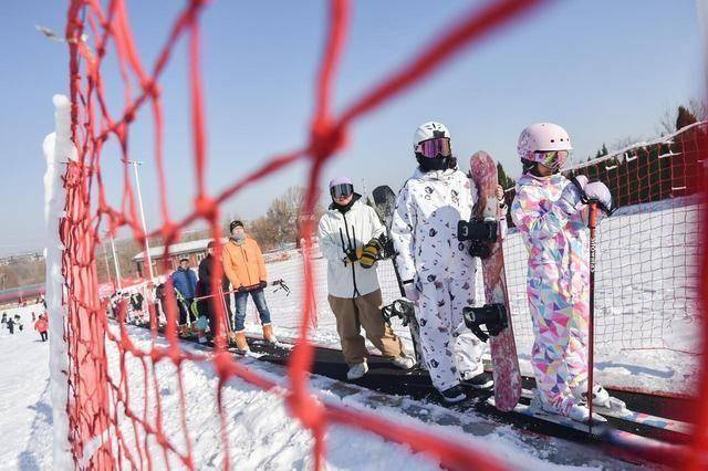  从早嗨到晚！潍坊滑雪场单日客流破千，冬季遛娃新地标诞生 (图6)